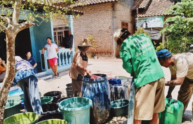 Cuaca panas berkepanjangan tahun ini menimbulkan kekeringan yang cukup mengkhawatirkan bagi beberapa wilayah di kabupaten Rembang. Lasem misalnya, tercatat beberapa desa mengalami kekeringan yang cukup parah.